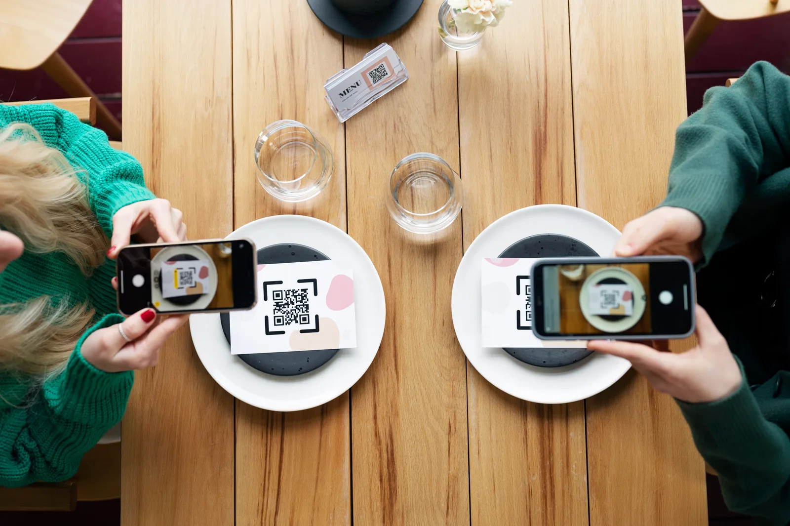 Közelről fotózott QR-kód mintázat